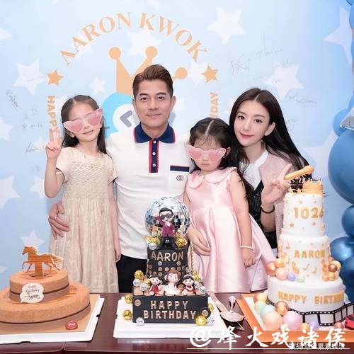 方媛现身沙田马场!3胎后陪郭富城赛马,教两个女儿比耶拍照 方媛现身沙田马场!3胎后陪郭富城赛马,教两个女儿比耶拍照